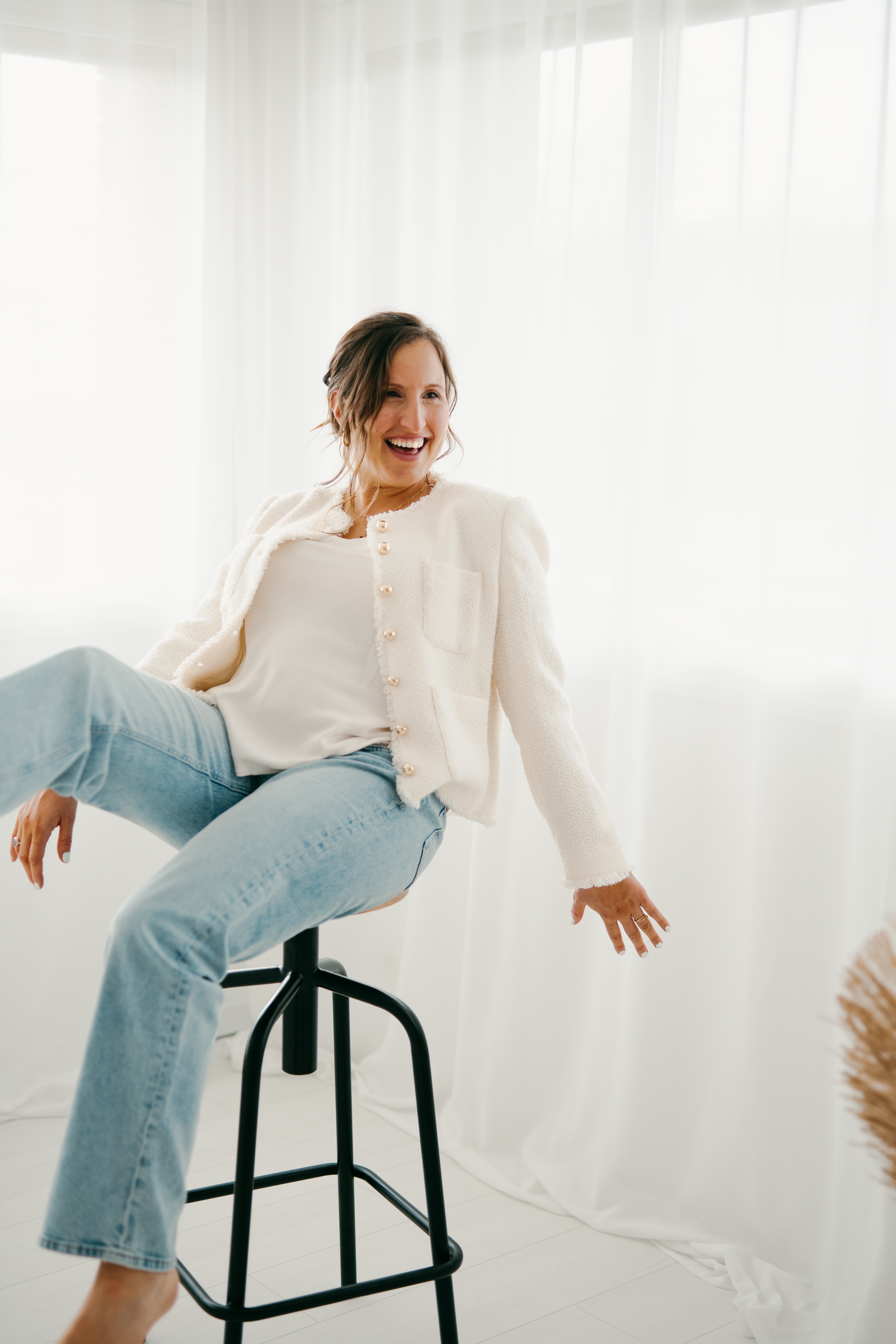 Mimi Miró sentada en un taburete en una fotografía editorial luminosa